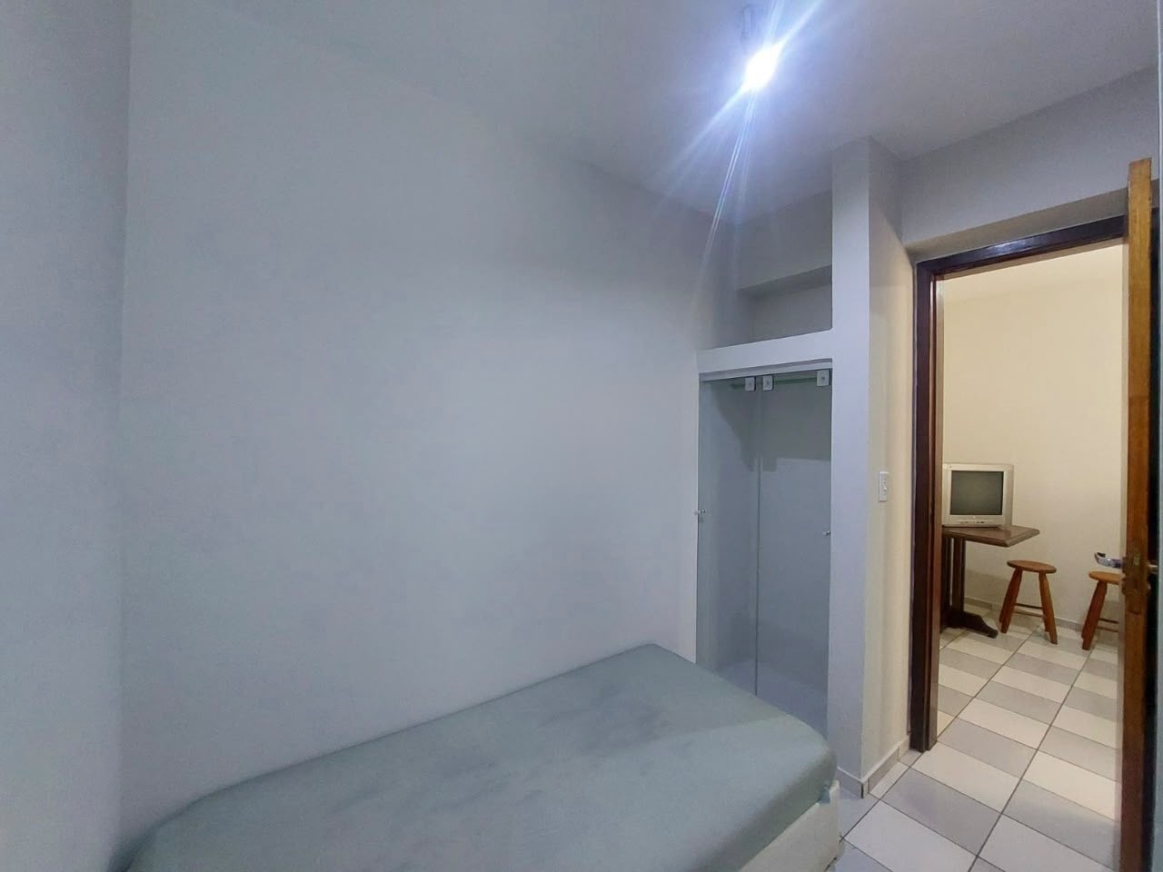 Kitnet com 1 Quarto e 1 Vaga de Garagem, 27 m² - Zona 7, Maringá/PR