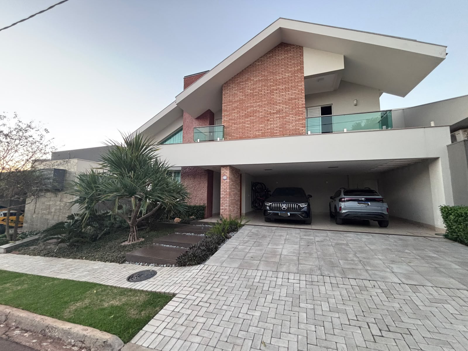 Casa em Condomínio com 4 Suítes, 400m² - Zona 08, Maringá/PR