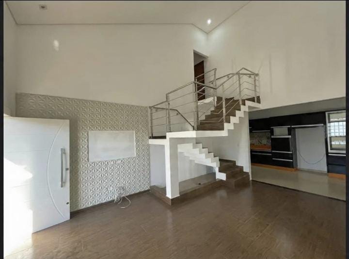 Mais espaço para sua família: casa com 4 quartos e piscina para alugar por R$ 5 mil