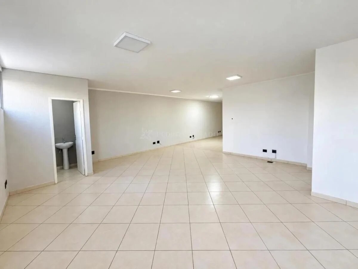 **Excelente Oportunidade Comercial – Salão de 195 m² com Mezanino Próximo à Av. Mandacaru**