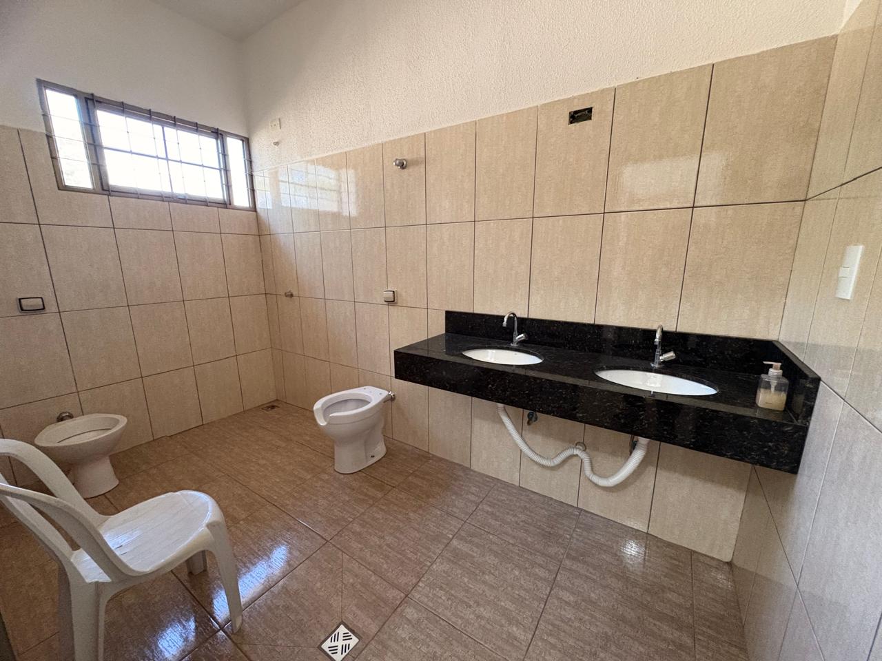 Área de Lazer Completa com Piscina, Espaço Gourmet e Amplo Estacionamento à Venda ou Locação em Maringá/PR