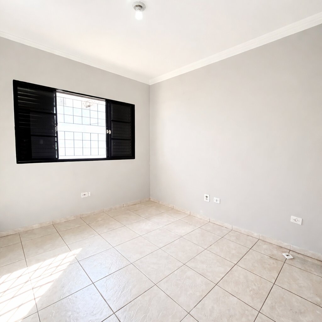 1 Suíte + 2 Dormitórios ! Sua família precisa de mais espaço? Conheça esta casa com suíte, quintal amplo e 2 vagas no Jardim Santa Rosa.