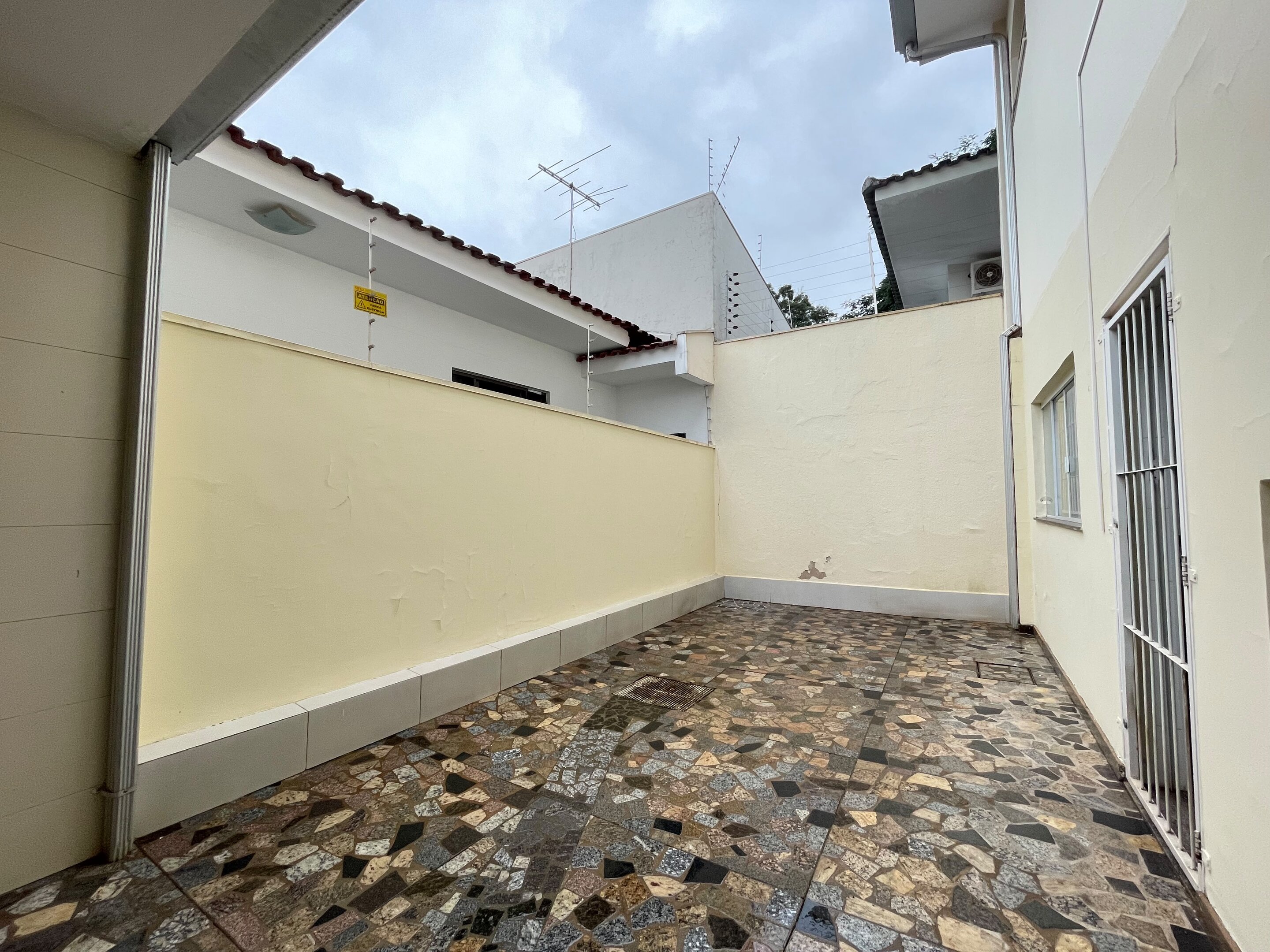 Sobrado com 1 Suíte + 3 Quartos | 200 m² de Área | Espaço e Conforto