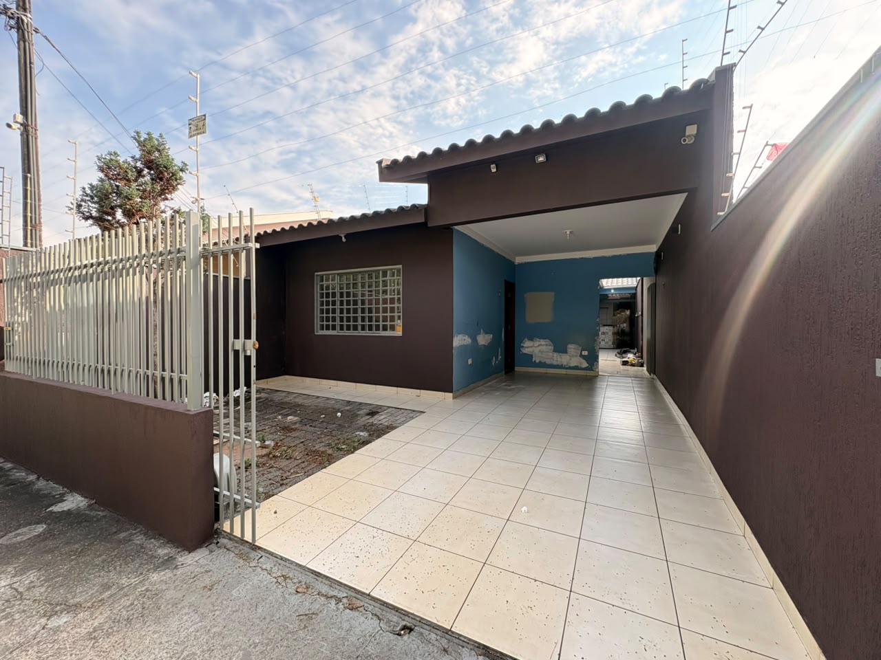 Casa para Locação com 2 Quartos, Churrasqueira e 2 Vagas de Garagem