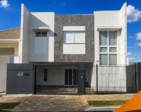 Sobrado com 3 Quartos, 218 m² e 2 Vagas na Zona 06 - Maringá/PR