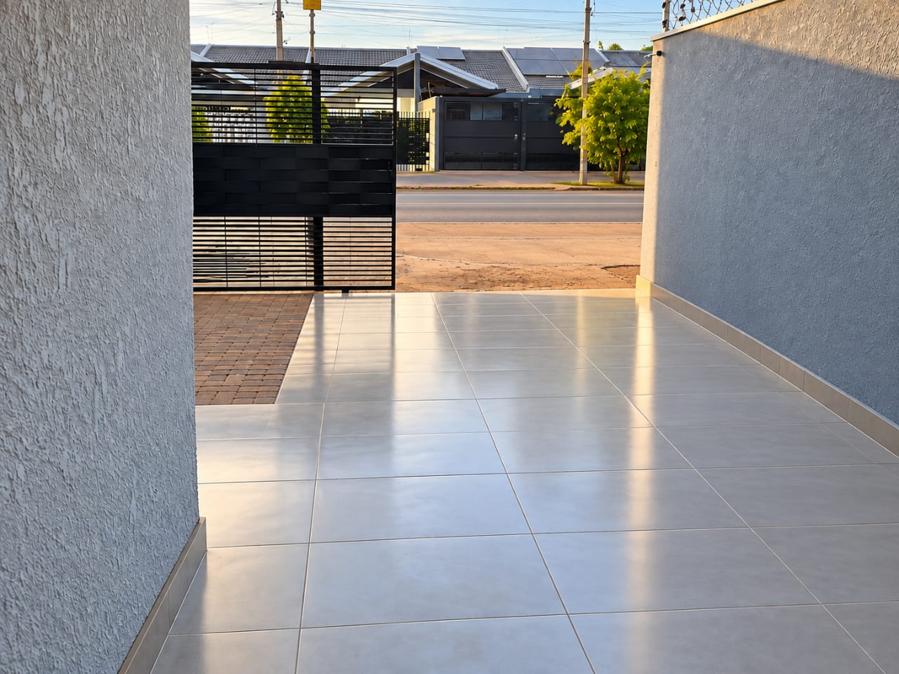 **Casa Nova para Locação no Jardim das Torres – 2 Quartos, Quintal, Churrasqueira e Garagem Coberta – Sarandi/PR**