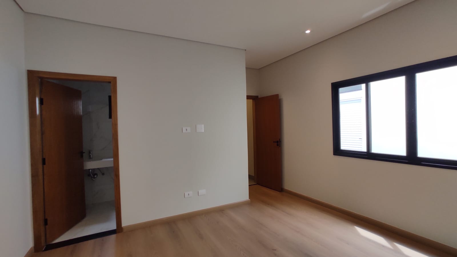 Casa de Alto Padrão com 3 Quartos, Pé-Direito Duplo e Cozinha Gourmet à Venda ou Locação em Maringá/PR