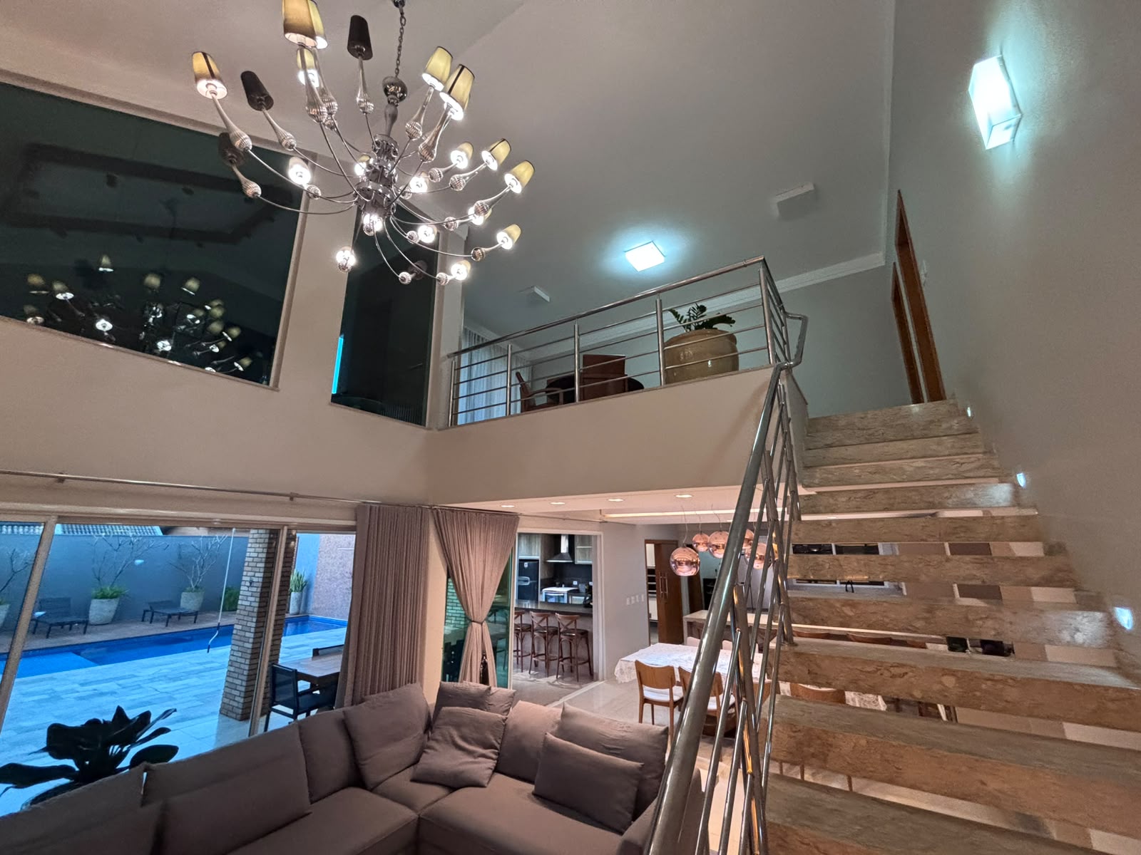 Casa em Condomínio com 4 Suítes, 400m² - Zona 08, Maringá/PR