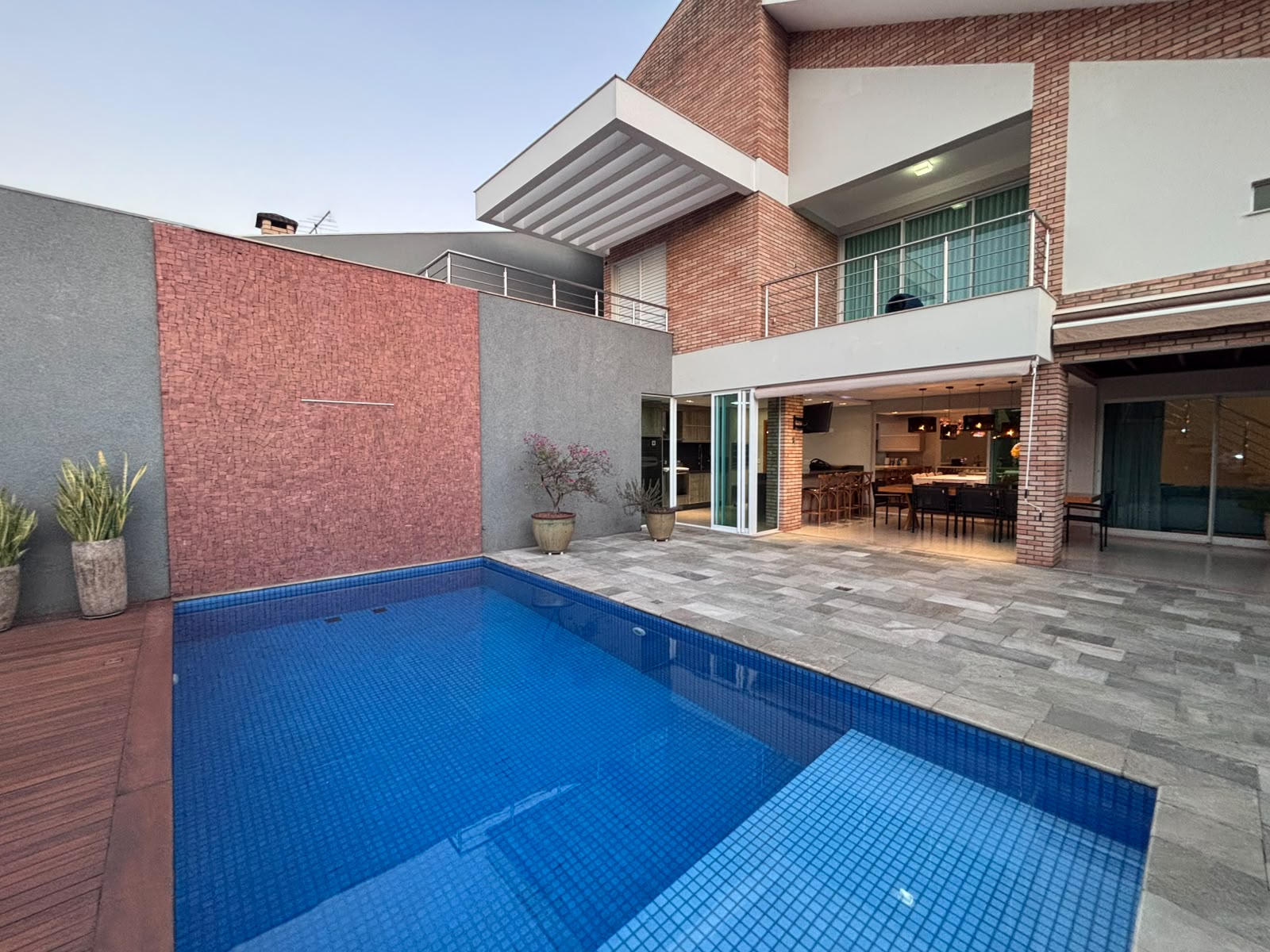 Casa em Condomínio com 4 Suítes, 400m² - Zona 08, Maringá/PR