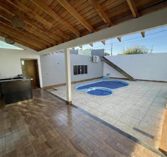 Mais espaço para sua família: casa com 4 quartos e piscina para alugar por R$ 5 mil