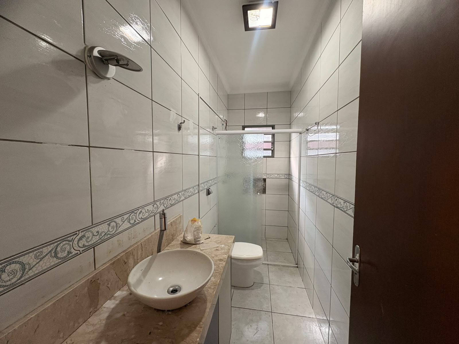 Casa para Locação com 2 Quartos, Churrasqueira e 2 Vagas de Garagem