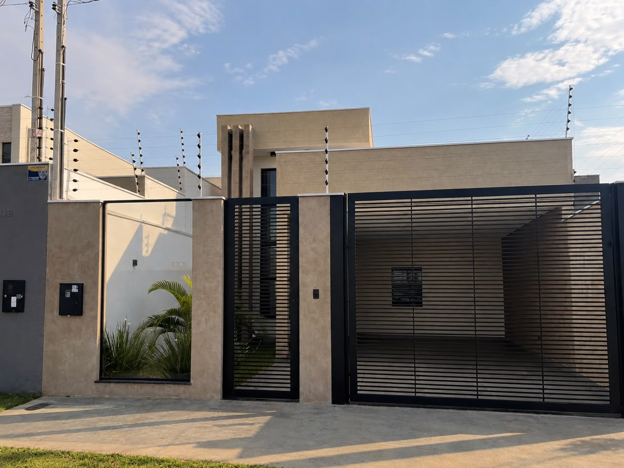 Casa de Alto Padrão com 3 Quartos, Pé-Direito Duplo e Cozinha Gourmet à Venda ou Locação em Maringá/PR