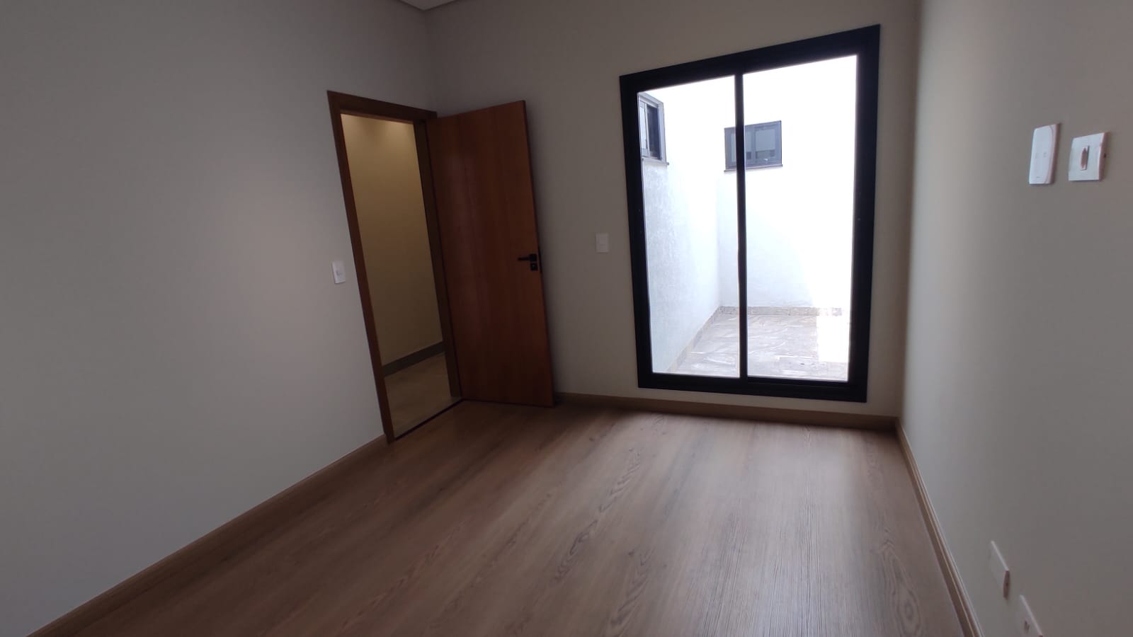 Casa de Alto Padrão com 3 Quartos, Pé-Direito Duplo e Cozinha Gourmet à Venda ou Locação em Maringá/PR
