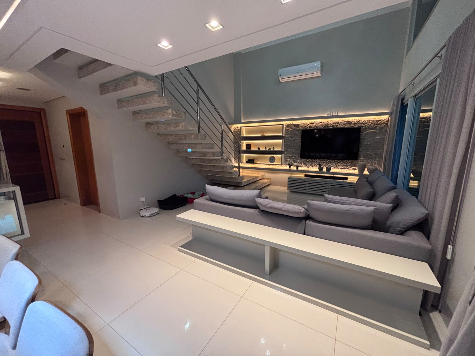 Casa em Condomínio com 4 Suítes, 400m² - Zona 08, Maringá/PR