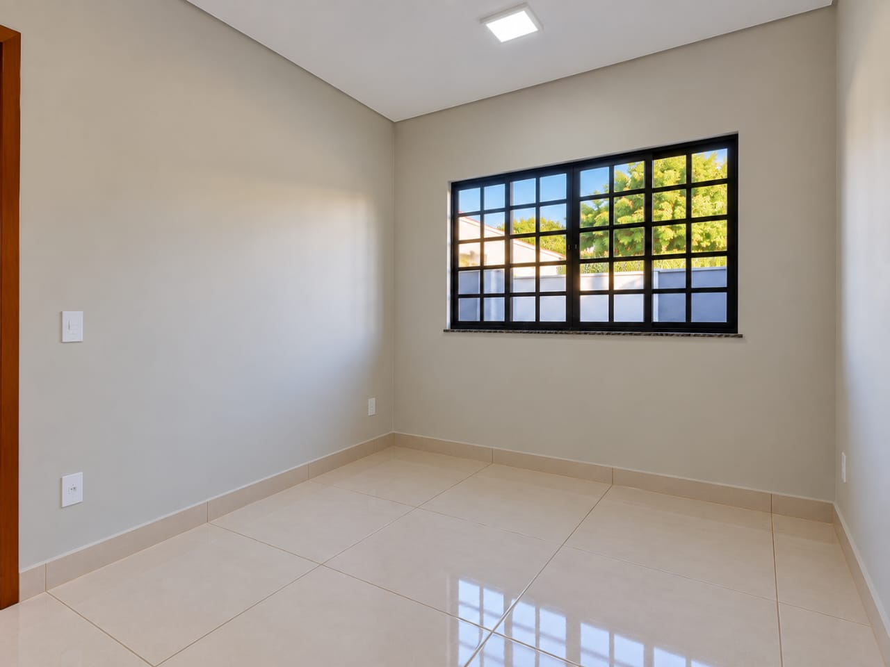 **Casa Nova para Locação no Jardim das Torres – 2 Quartos, Quintal, Churrasqueira e Garagem Coberta – Sarandi/PR**