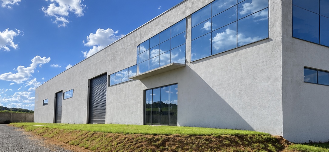 Galpão Industrial com Amplo Pátio, Doca e Acesso para Cargas