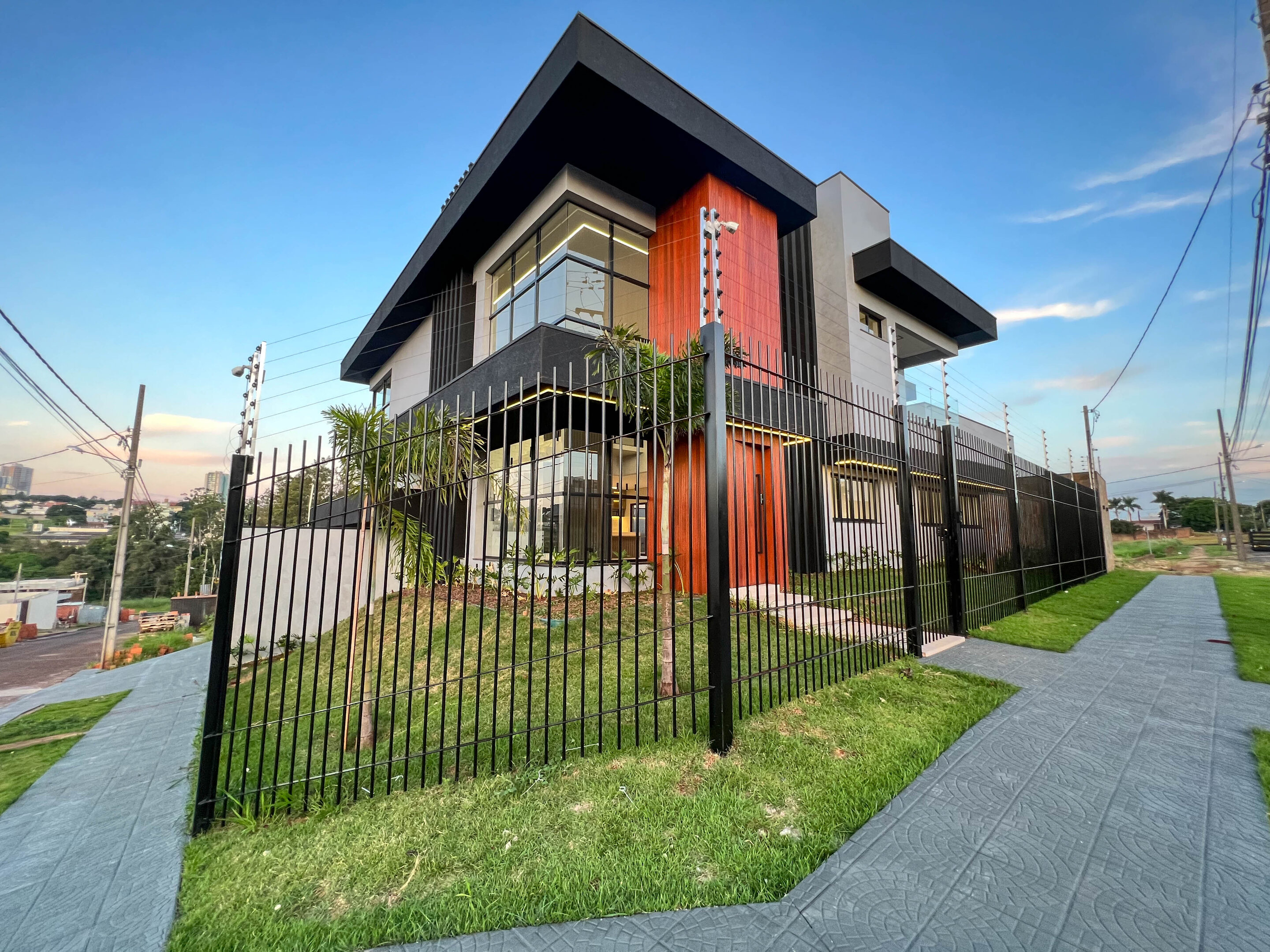CASA DE ALTO PADRÃO 4 Quartos, 420 m² - JARDIM DAS NAÇÕES, Maringá/PR
