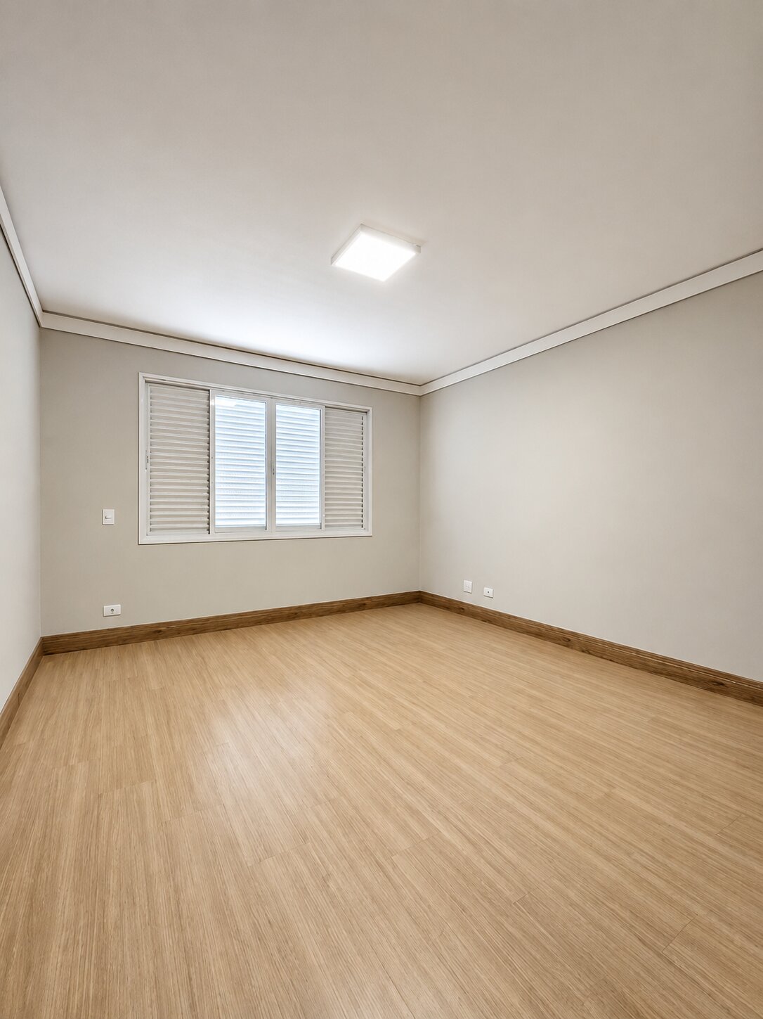 Sobrado com 3 Quartos, 218 m² e 2 Vagas na Zona 06 - Maringá/PR
