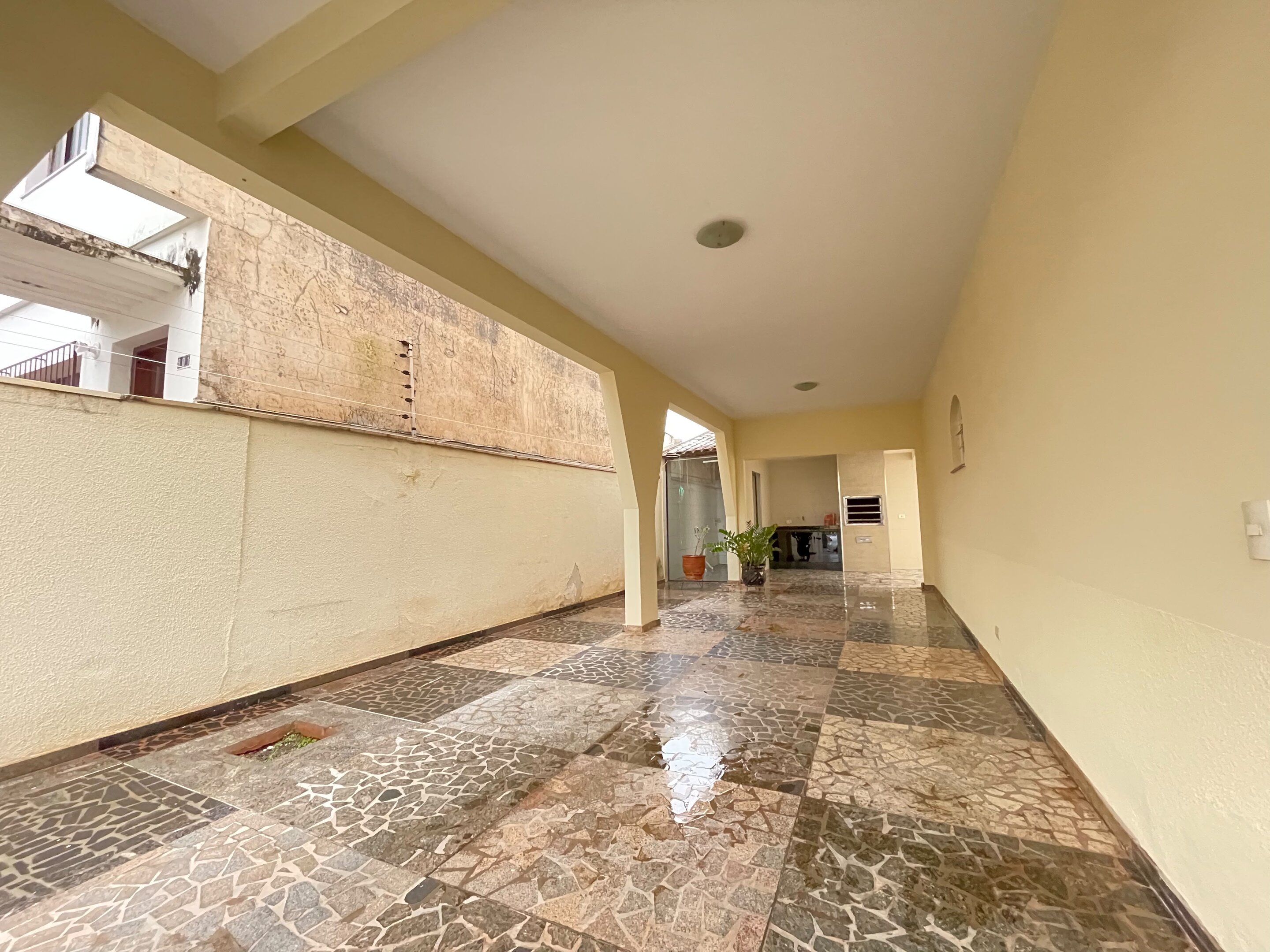 Sobrado com 1 Suíte + 3 Quartos | 200 m² de Área | Espaço e Conforto