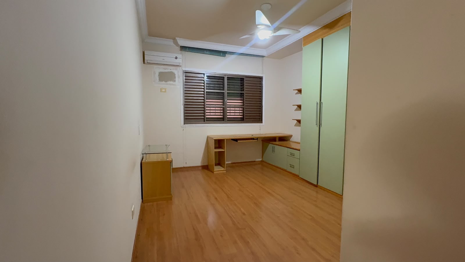 Sobrado de Alto Padrão com Piscina, Sauna,  edícula, 4 Suítes e Área de Lazer Completa