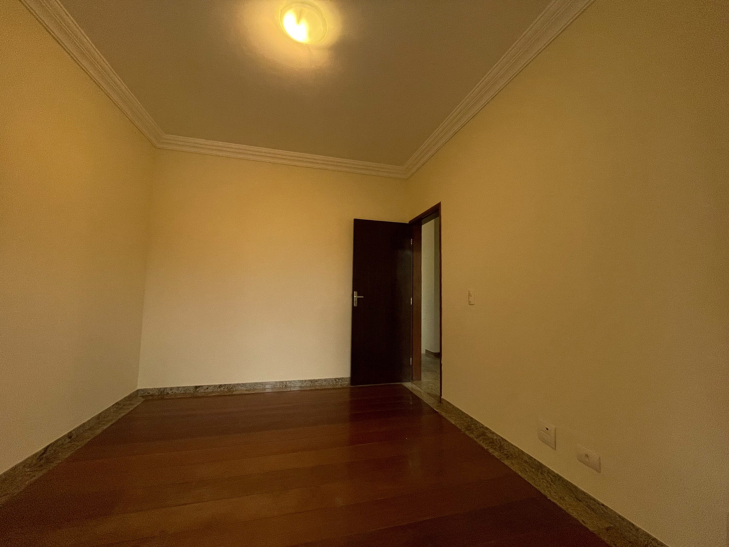 Sobrado com 1 Suíte + 3 Quartos | 200 m² de Área | Espaço e Conforto