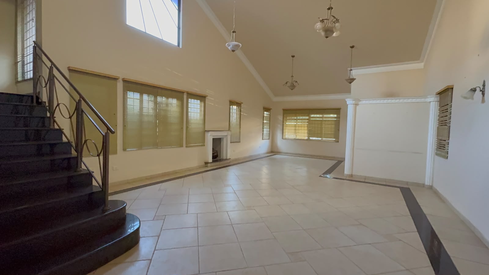 Sobrado de Alto Padrão com Piscina, Sauna,  edícula, 4 Suítes e Área de Lazer Completa