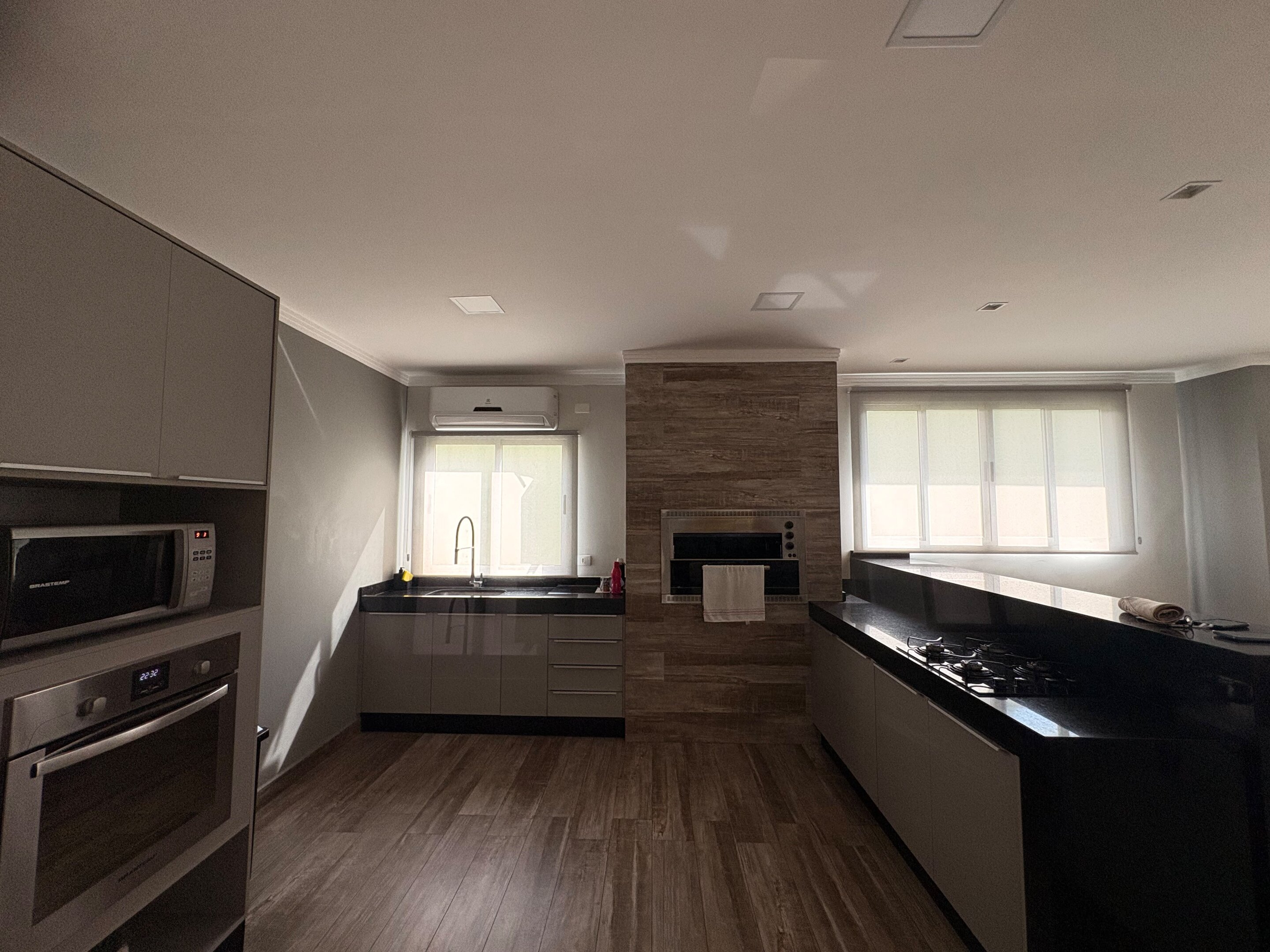 Apartamento Mobiliado para Locação com Suíte, Escritório, Sacada e Garagem Coberta
