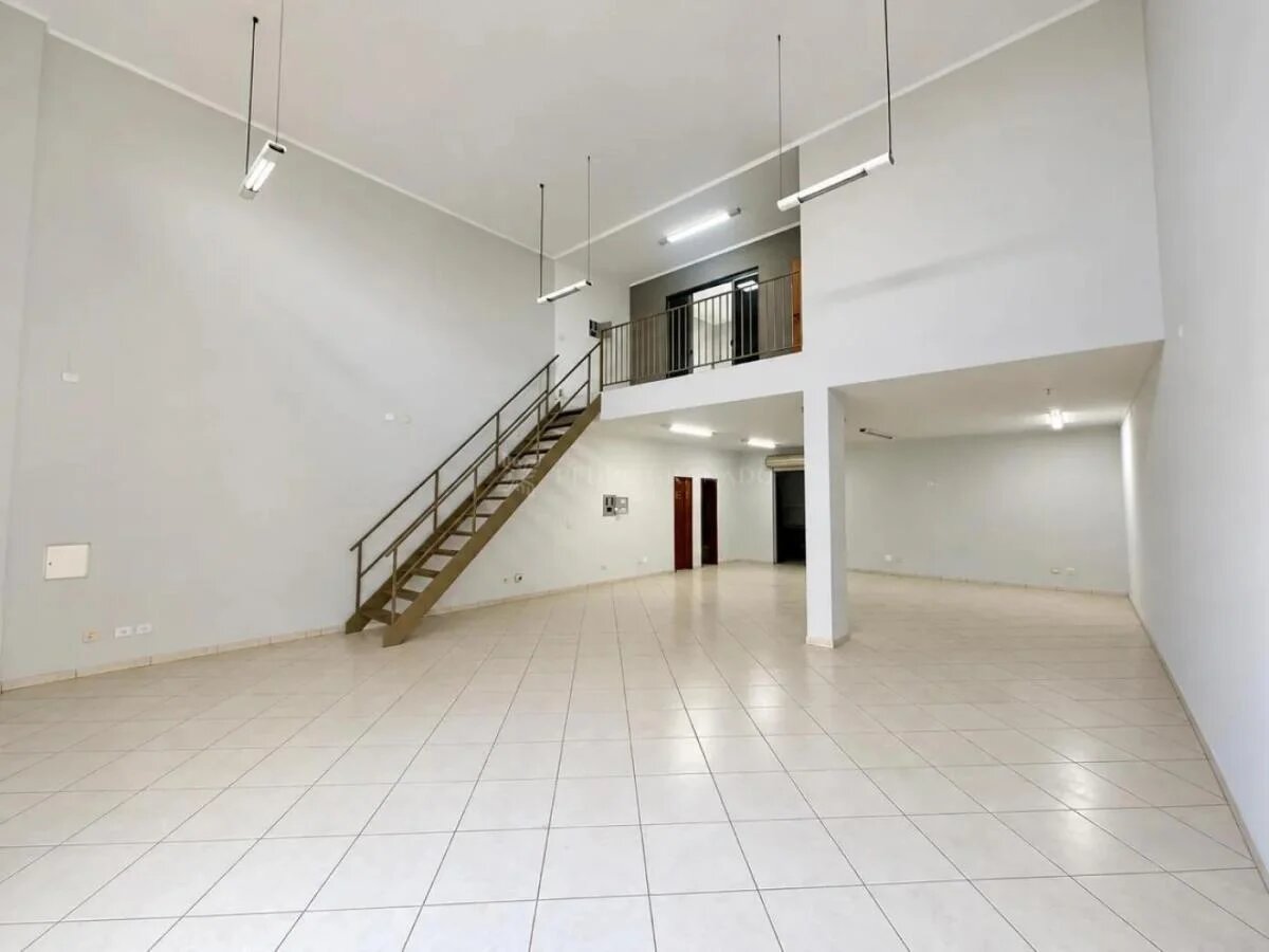 **Excelente Oportunidade Comercial – Salão de 195 m² com Mezanino Próximo à Av. Mandacaru**