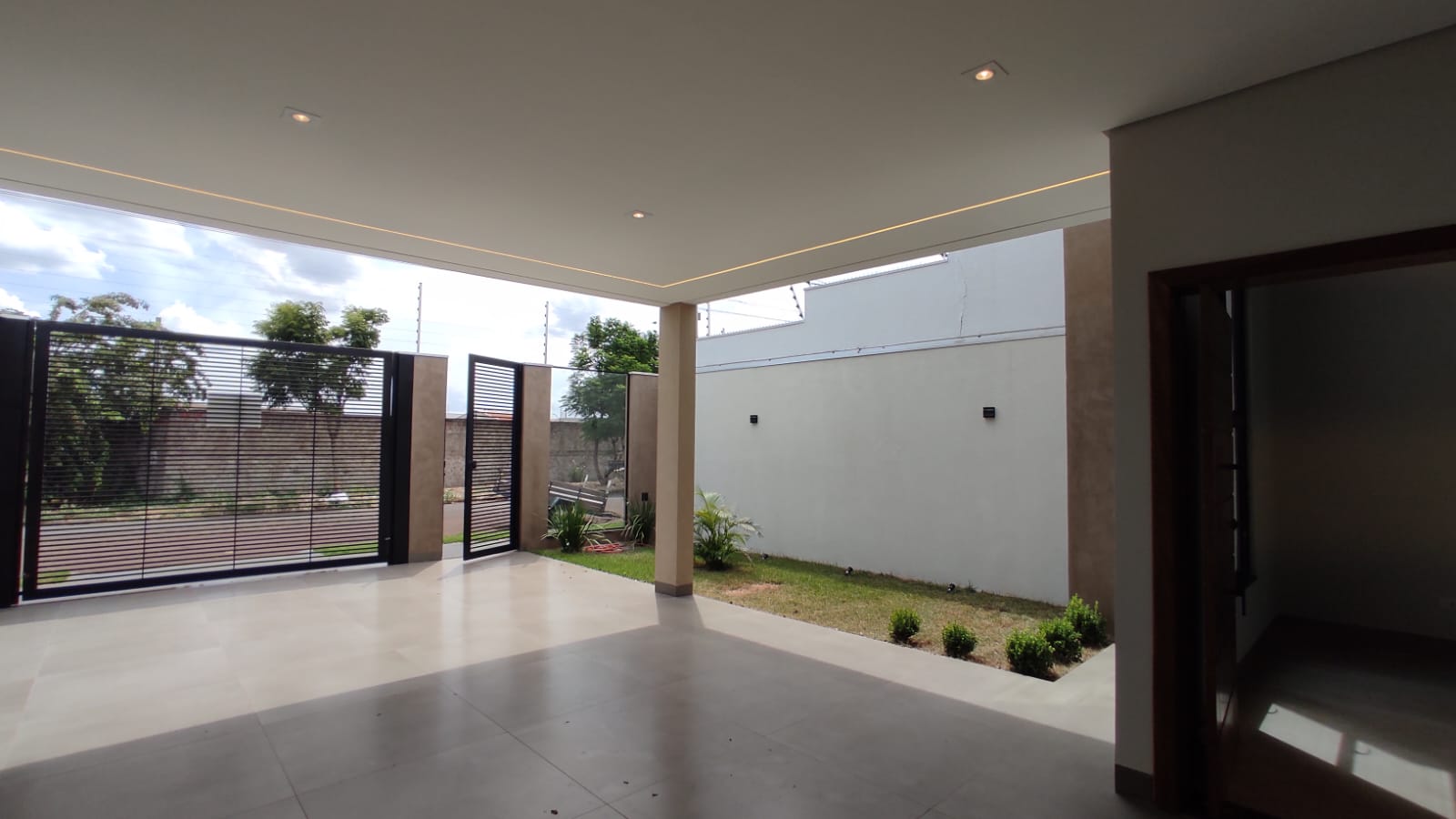 Casa de Alto Padrão com 3 Quartos, Pé-Direito Duplo e Cozinha Gourmet à Venda ou Locação em Maringá/PR