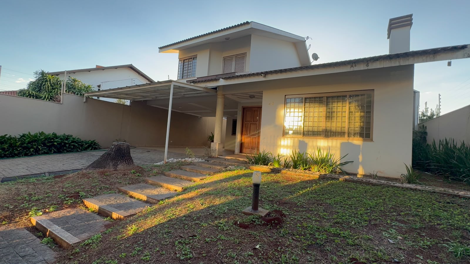 Sobrado de Alto Padrão com Piscina, Sauna,  edícula, 4 Suítes e Área de Lazer Completa