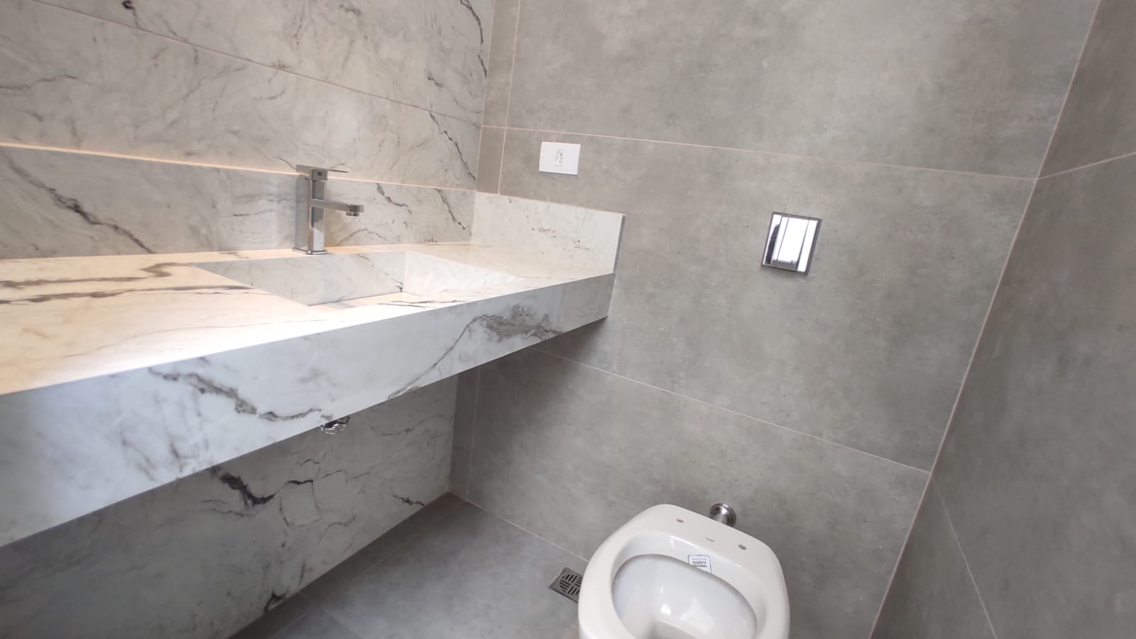 Casa de Alto Padrão com 3 Quartos, Pé-Direito Duplo e Cozinha Gourmet à Venda ou Locação em Maringá/PR