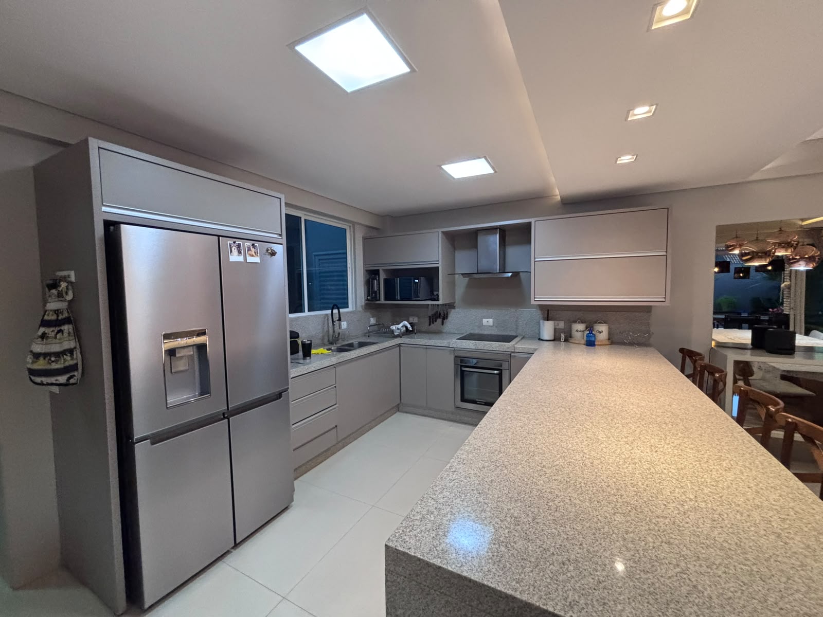 Casa em Condomínio com 4 Suítes, 400m² - Zona 08, Maringá/PR