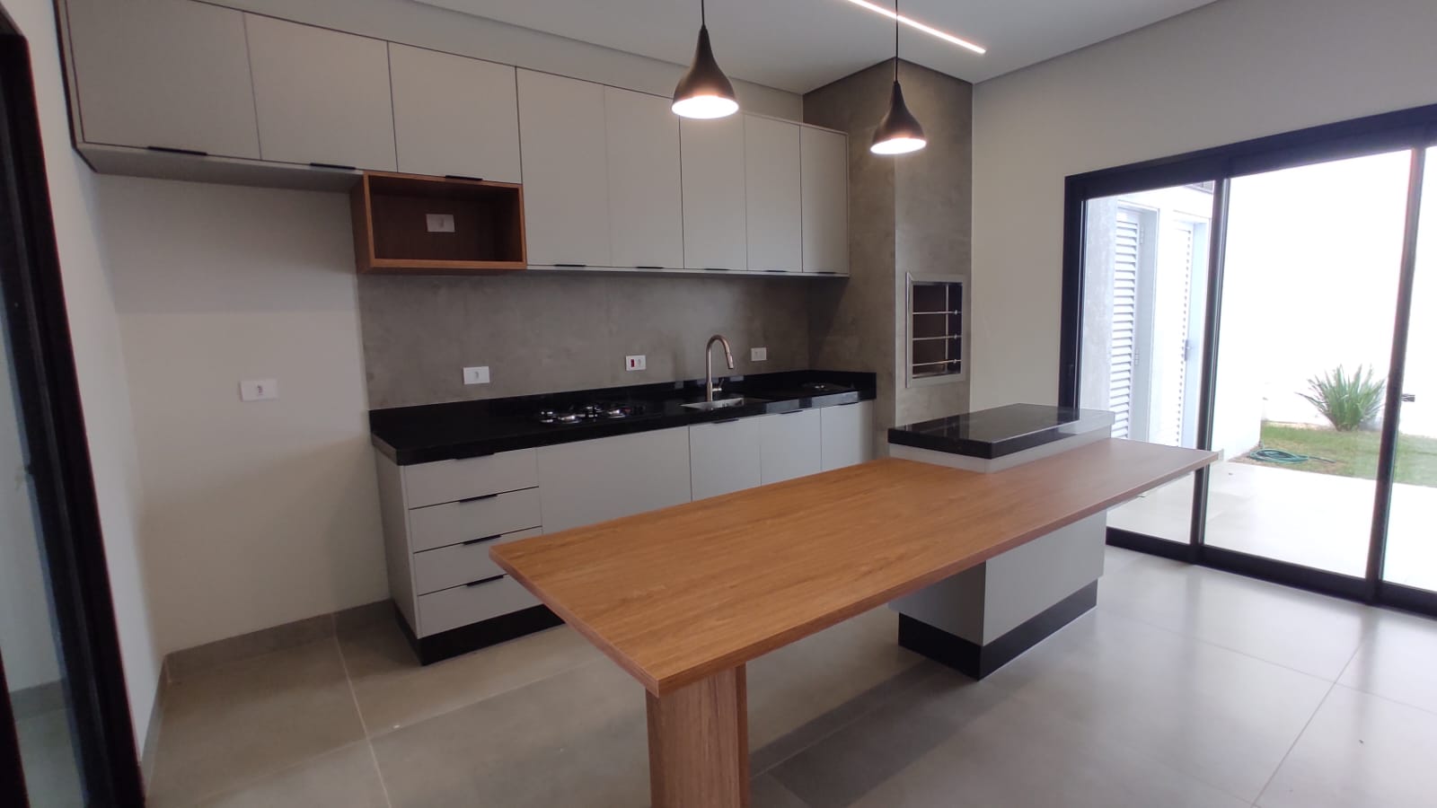 Casa de Alto Padrão com 3 Quartos, Pé-Direito Duplo e Cozinha Gourmet à Venda ou Locação em Maringá/PR