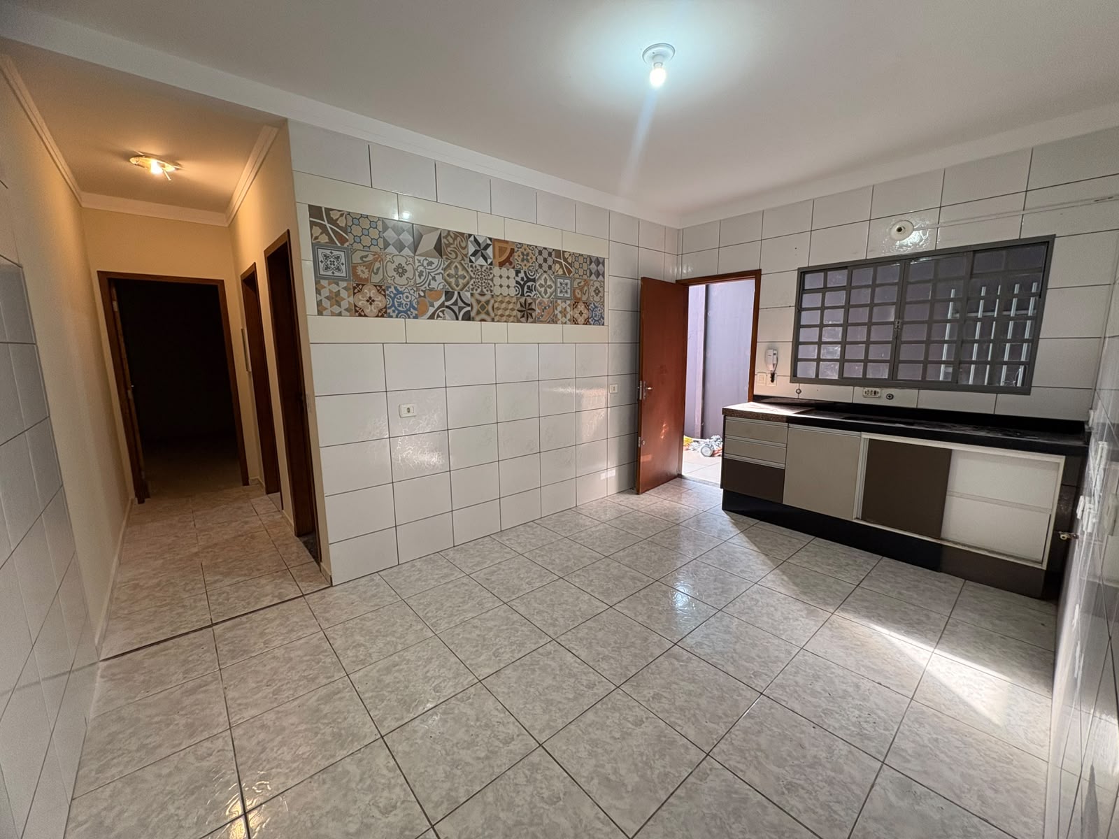 Casa para Locação com 2 Quartos, Churrasqueira e 2 Vagas de Garagem