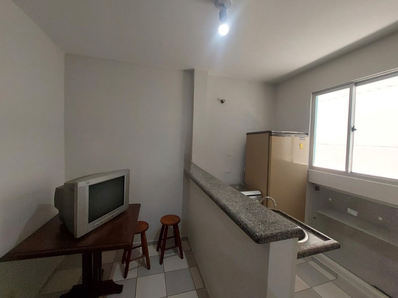 Kitnet com 1 Quarto e 1 Vaga de Garagem, 27 m² - Zona 7, Maringá/PR