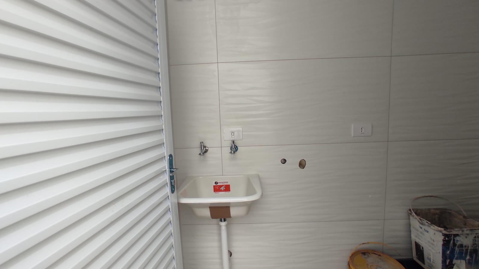 Casa de Alto Padrão com 3 Quartos, Pé-Direito Duplo e Cozinha Gourmet à Venda ou Locação em Maringá/PR
