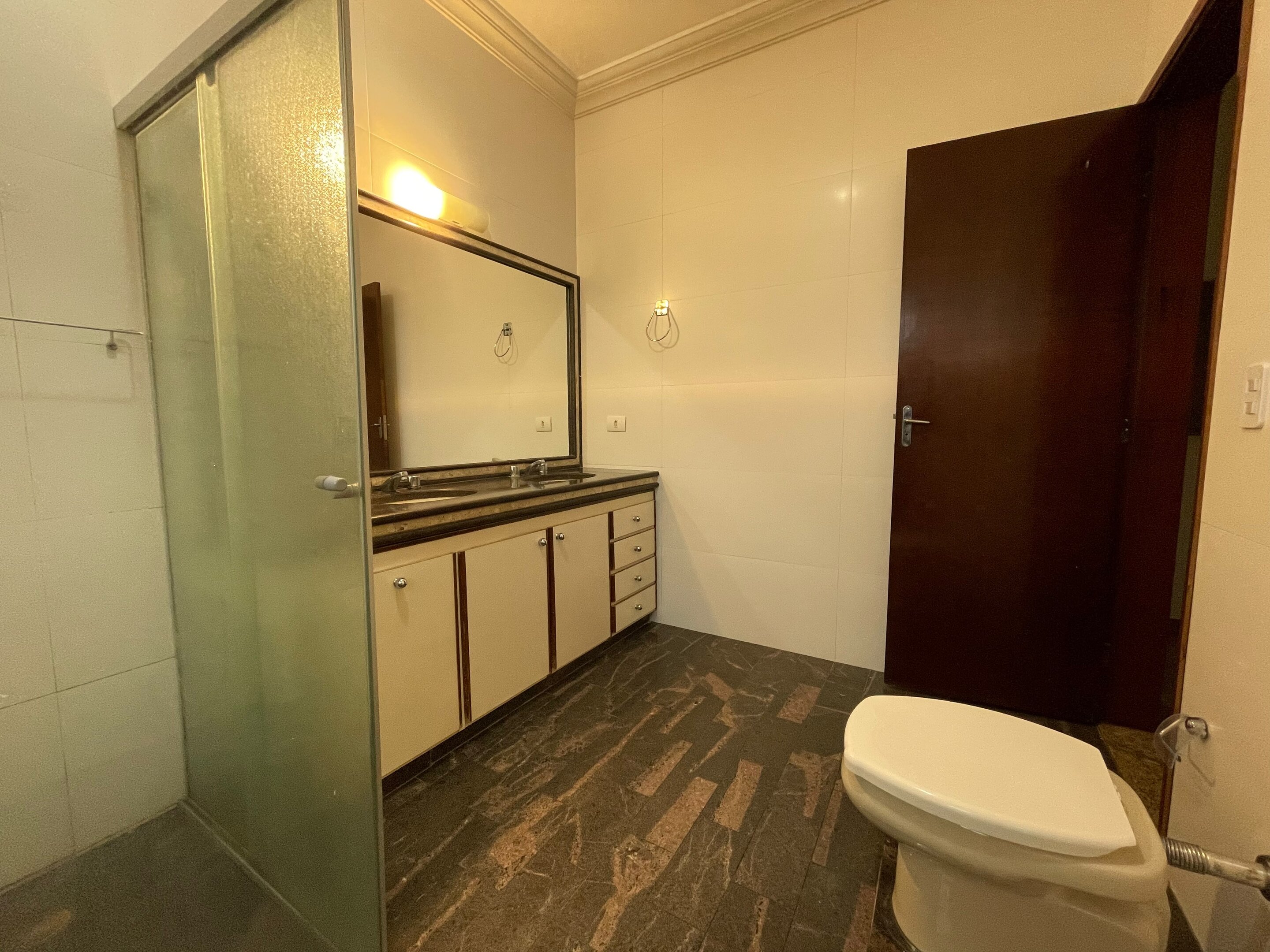 Sobrado com 1 Suíte + 3 Quartos | 200 m² de Área | Espaço e Conforto