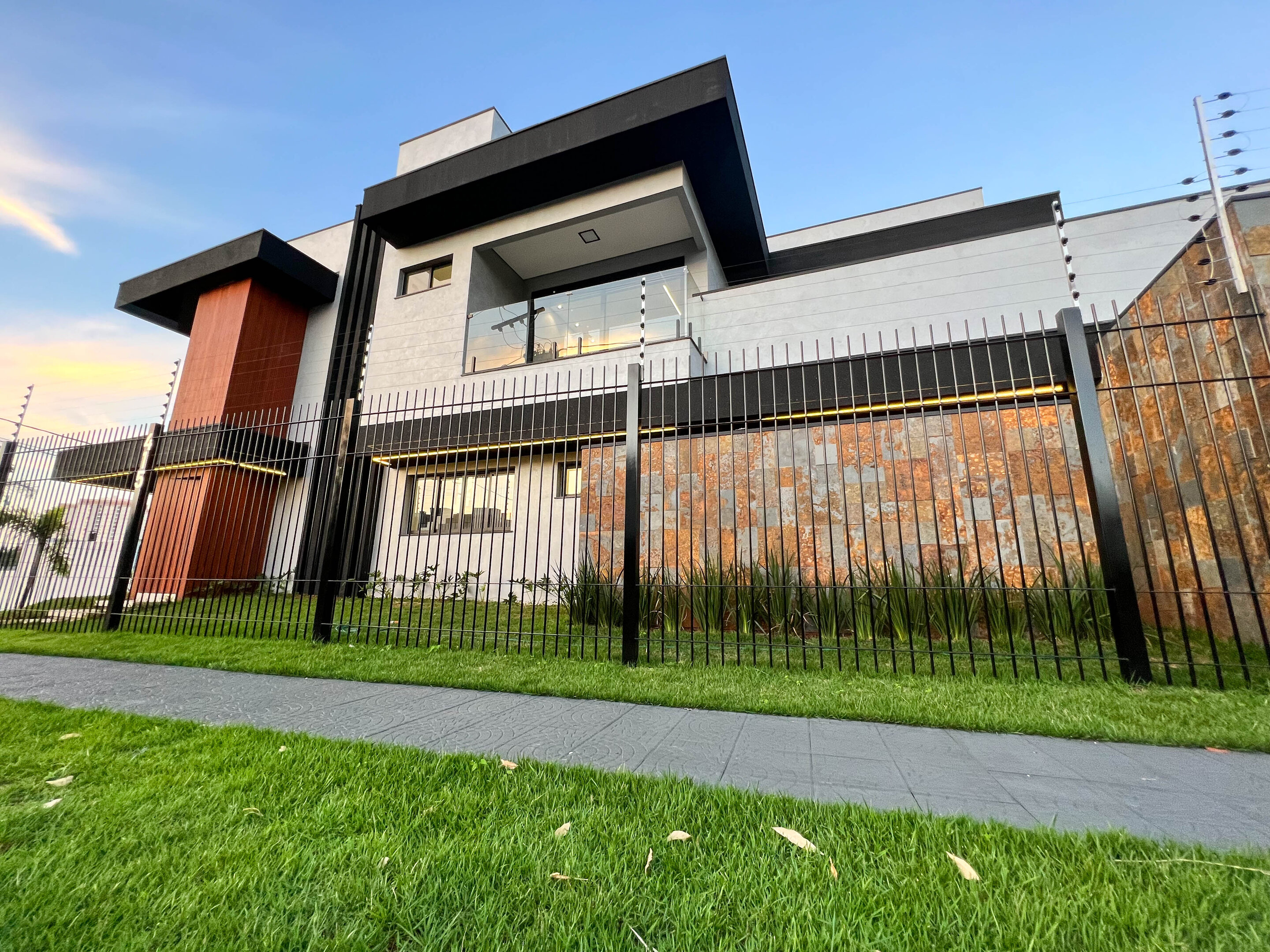 CASA DE ALTO PADRÃO 4 Quartos, 420 m² - JARDIM DAS NAÇÕES, Maringá/PR