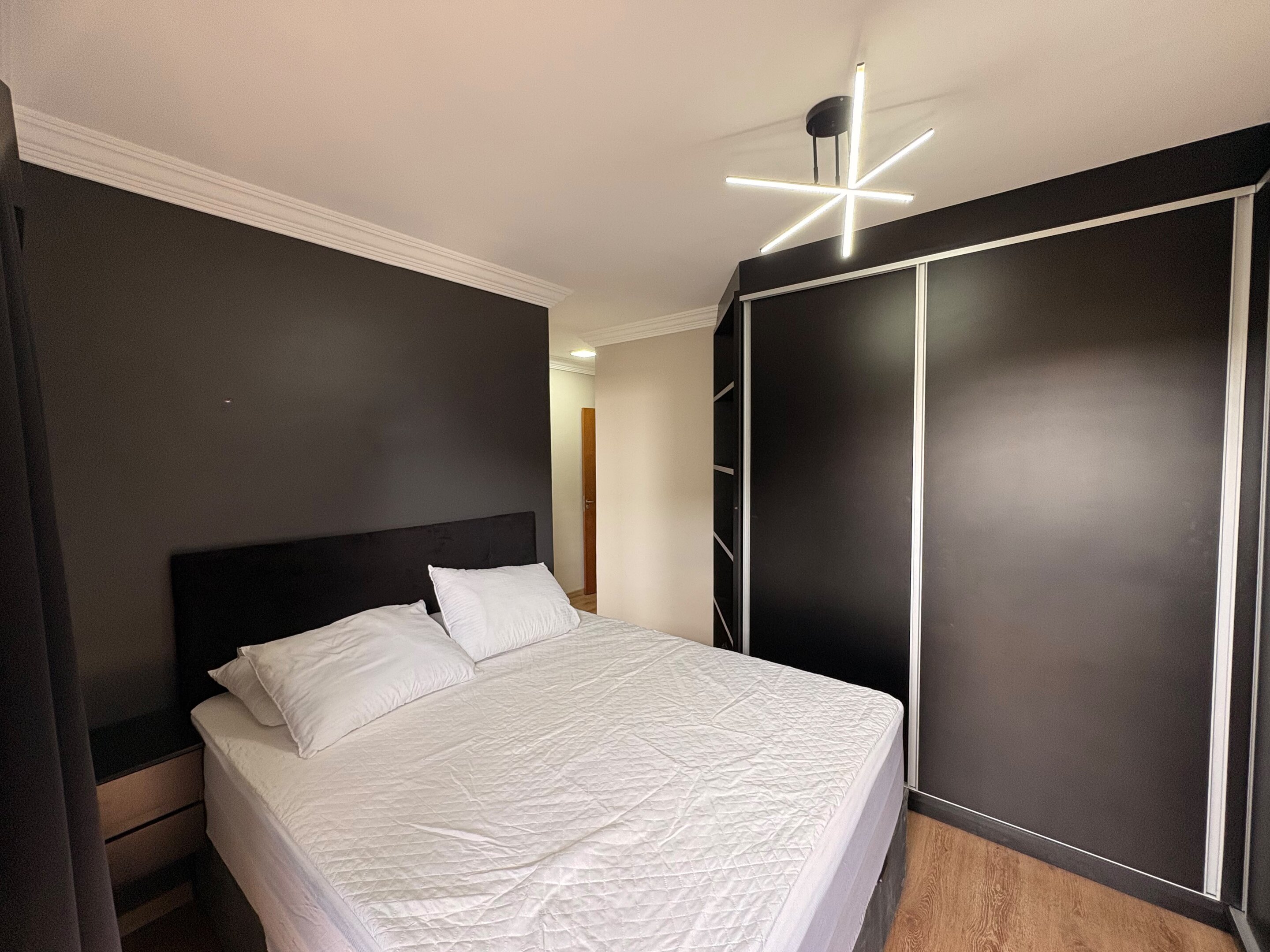 Apartamento Mobiliado para Locação com Suíte, Escritório, Sacada e Garagem Coberta