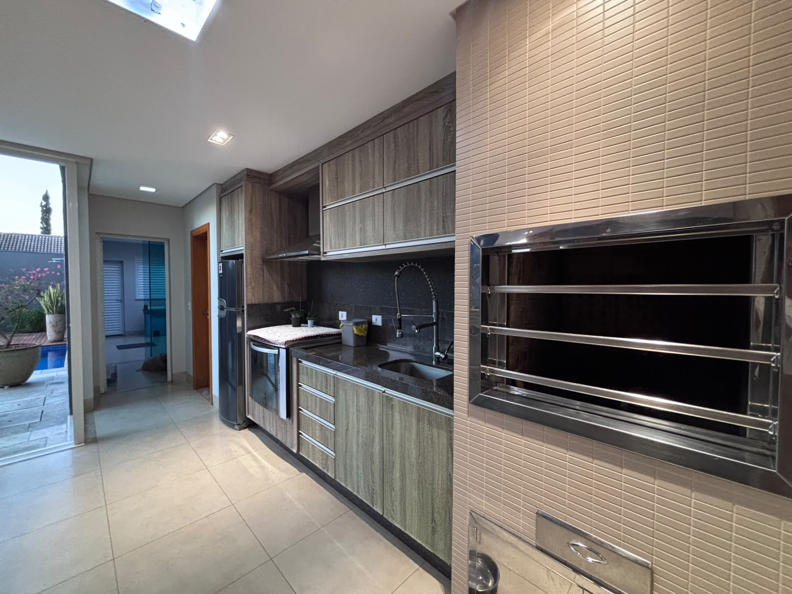 Casa em Condomínio com 4 Suítes, 400m² - Zona 08, Maringá/PR