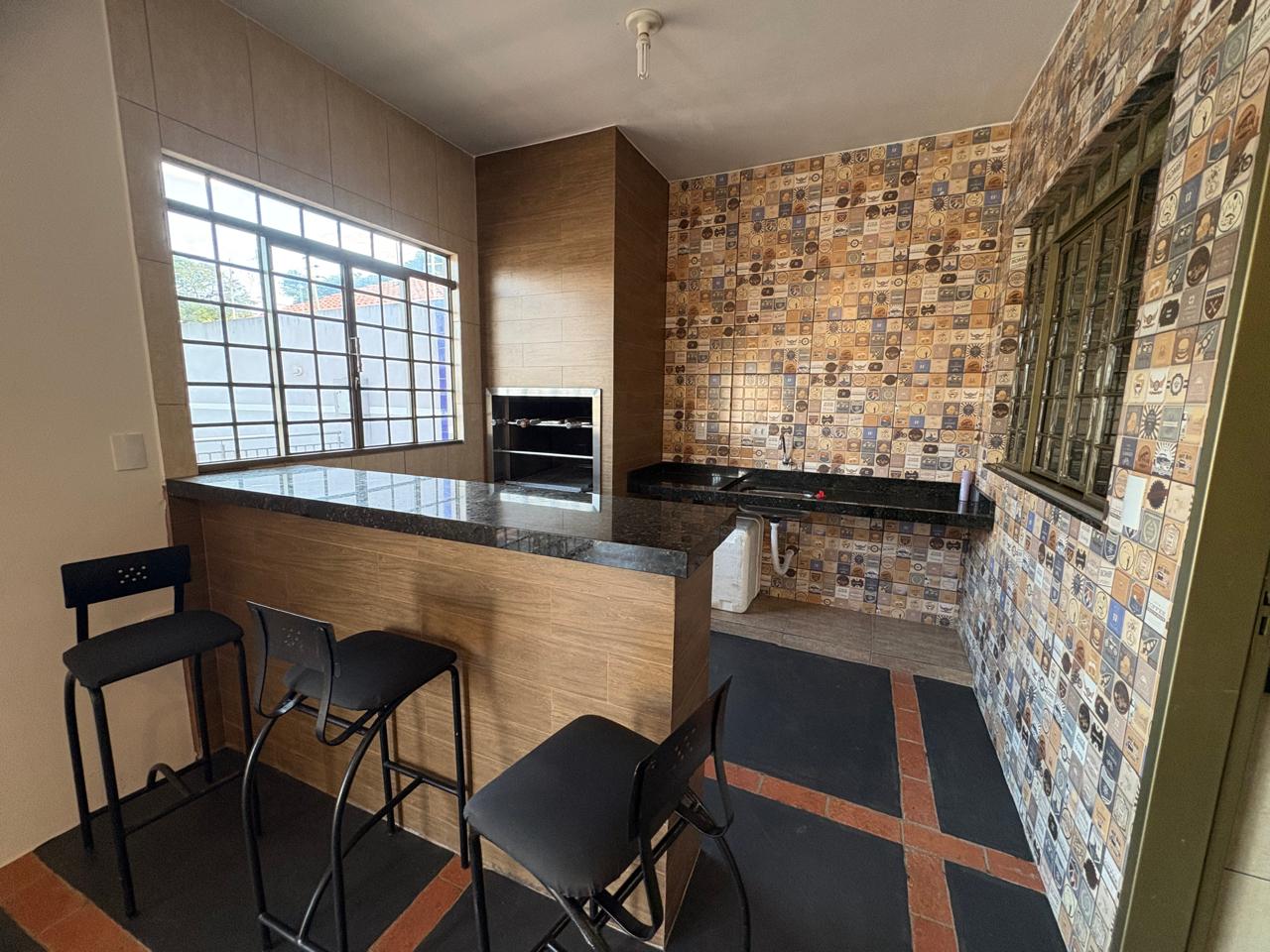 Área de Lazer Completa com Piscina, Espaço Gourmet e Amplo Estacionamento à Venda ou Locação em Maringá/PR
