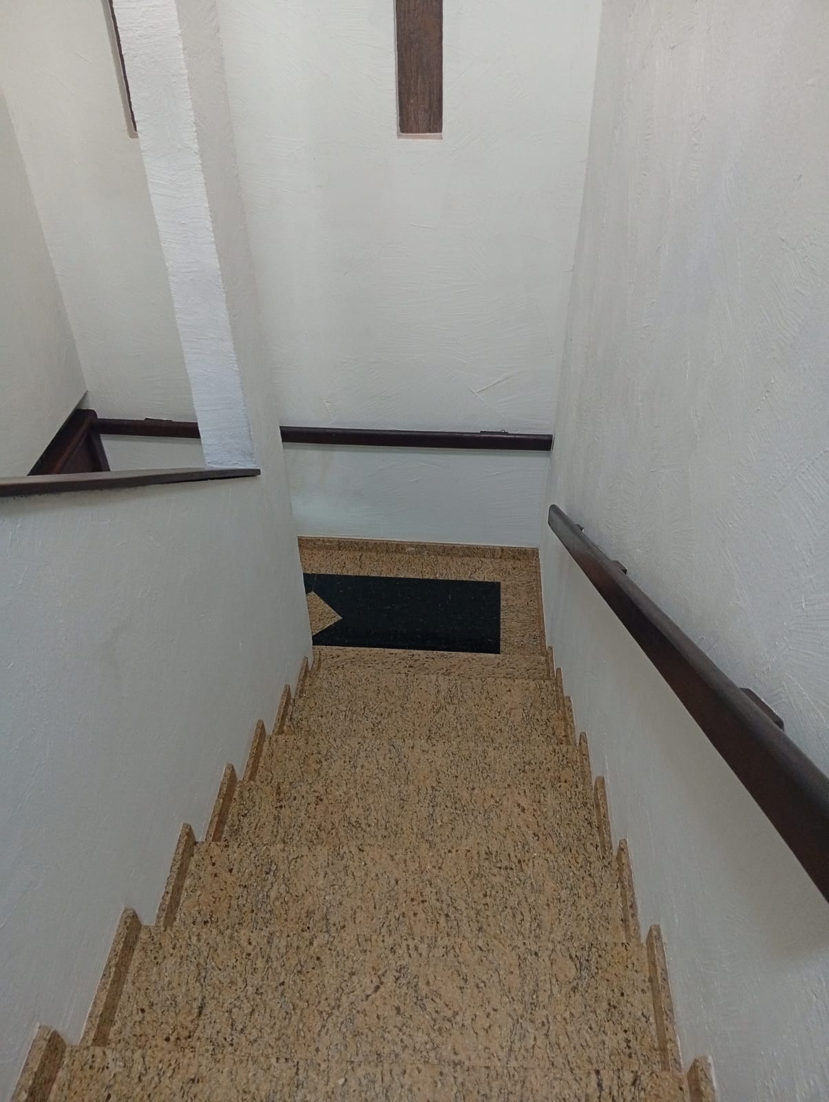 Sobrado com 4 Quartos, Suíte e Piscina para Locação no Jardim Iguaçu – Maringá