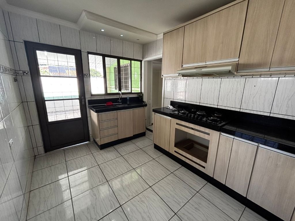 Casa com 2 Quartos e 80m² no Parque Residencial Aeroporto, Maringá/PR