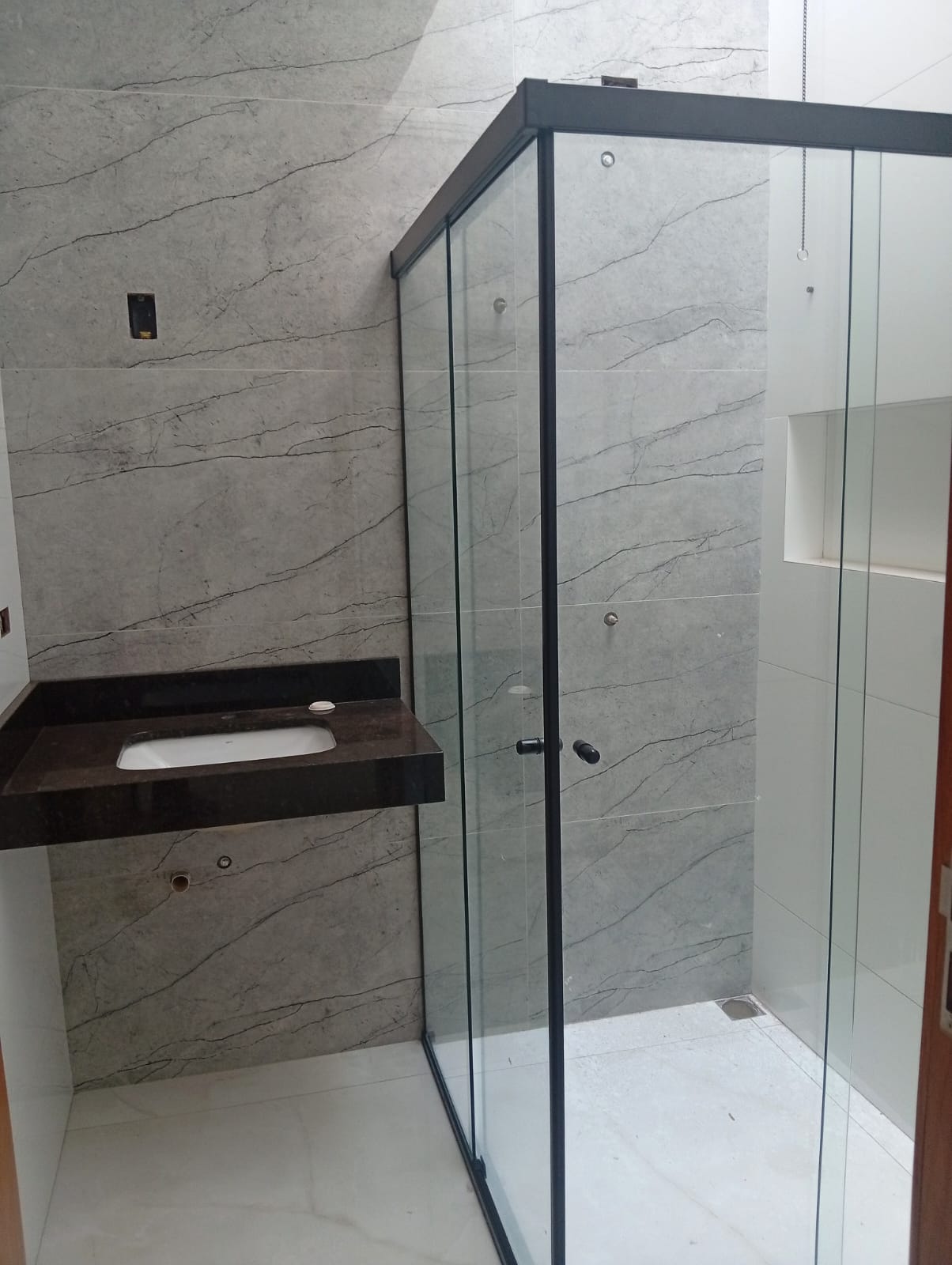 **Sua casa nova em Sarandi: suíte, churrasqueira e jardim de inverno!**