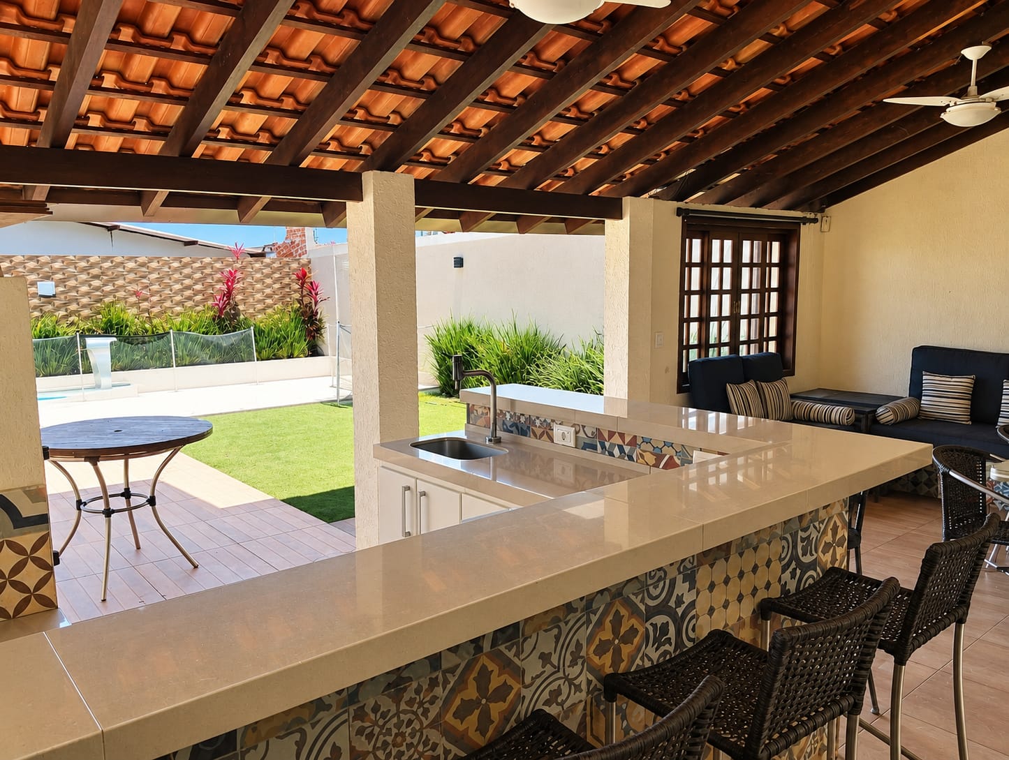 Sobrado com 4 Quartos, Suíte e Piscina para Locação no Jardim Iguaçu – Maringá