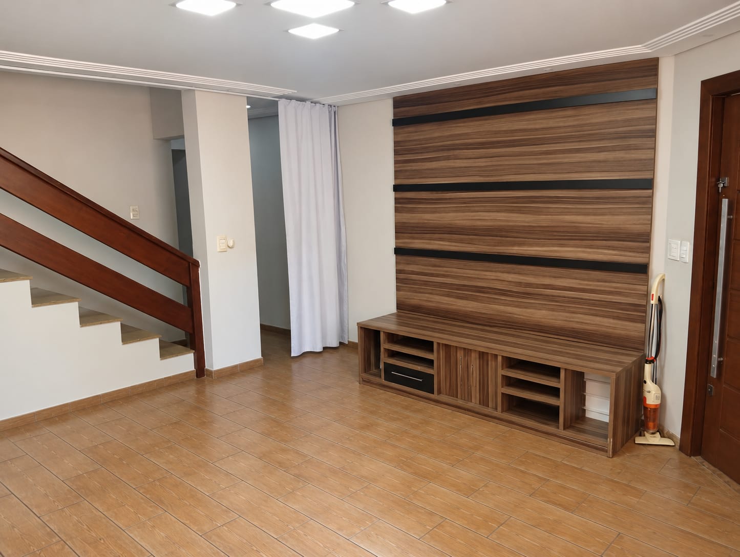 Sobrado com 4 Quartos, Suíte e Piscina para Locação no Jardim Iguaçu – Maringá