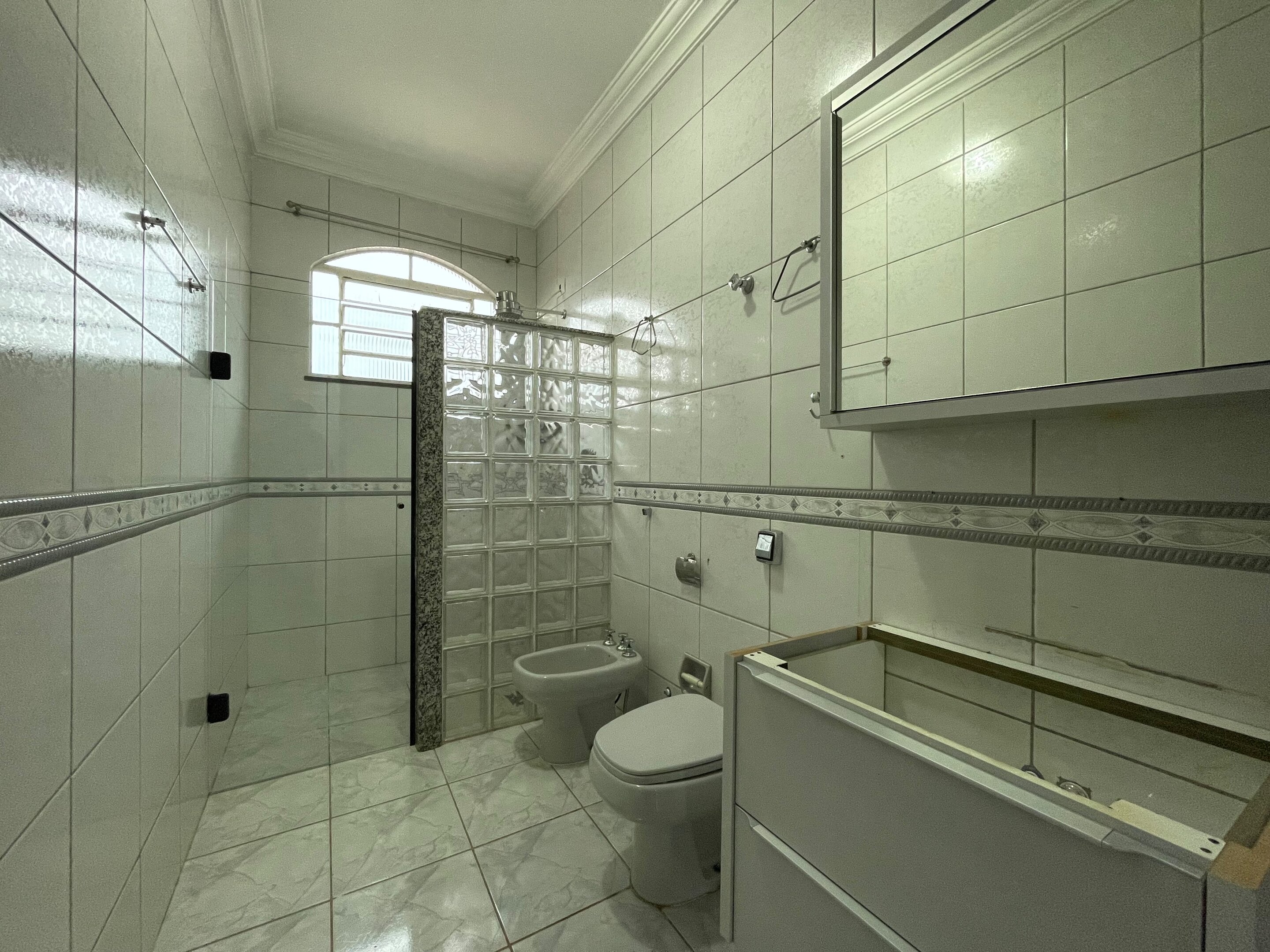 Sobrado com 1 Suíte + 3 Quartos | 200 m² de Área | Espaço e Conforto