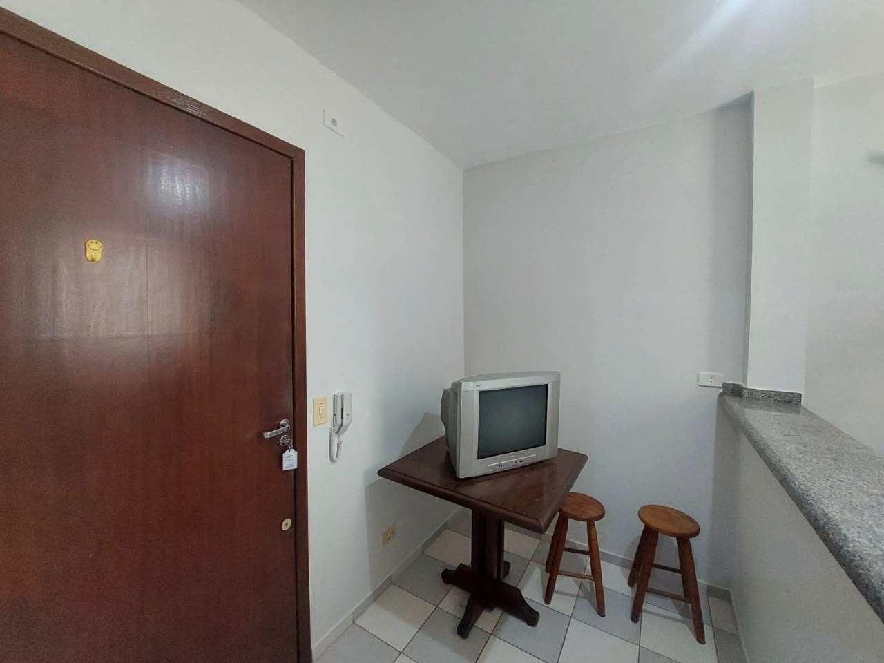 Kitnet com 1 Quarto e 1 Vaga de Garagem, 27 m² - Zona 7, Maringá/PR