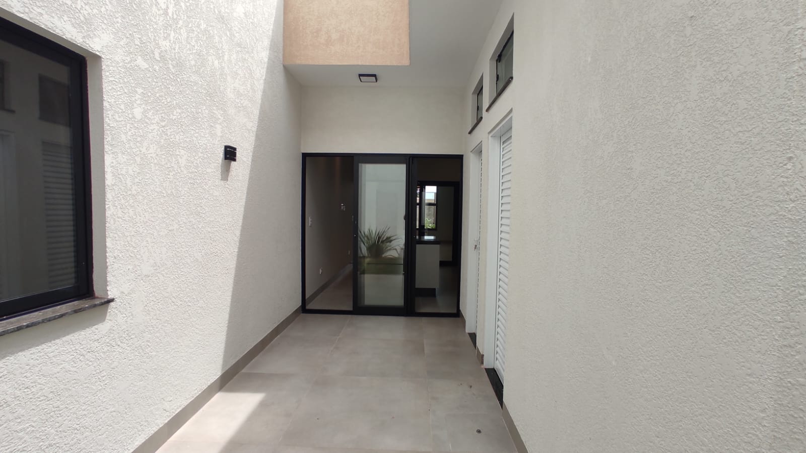 Casa de Alto Padrão com 3 Quartos, Pé-Direito Duplo e Cozinha Gourmet à Venda ou Locação em Maringá/PR