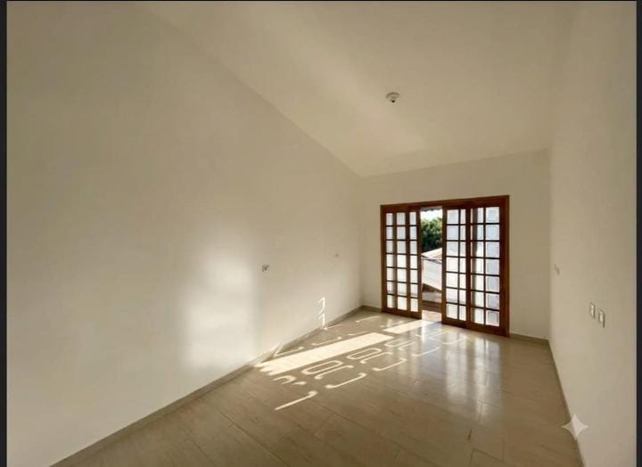 Mais espaço para sua família: casa com 4 quartos e piscina para alugar por R$ 5 mil